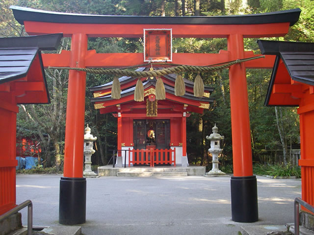箱根神社に隣接する九頭龍神社（新宮）