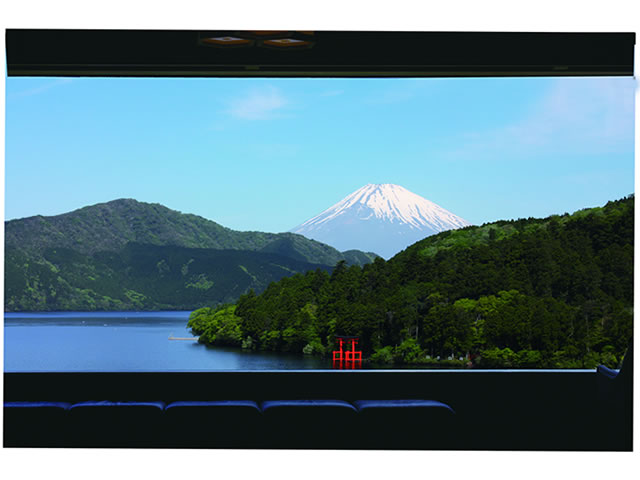 展望室から見る芦ノ湖と富士山